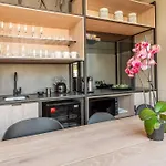 Sun Filled Contemporary Apartment In The East City