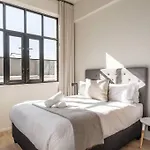Sun Filled Contemporary Apartment In The East City