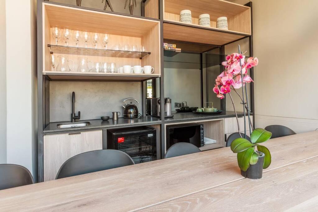 Apartamento Sun Filled Contemporary In The East