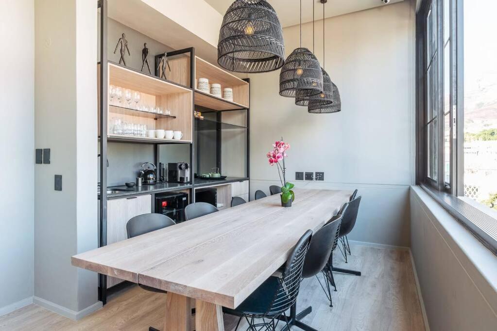 Sun Filled Contemporary In The East