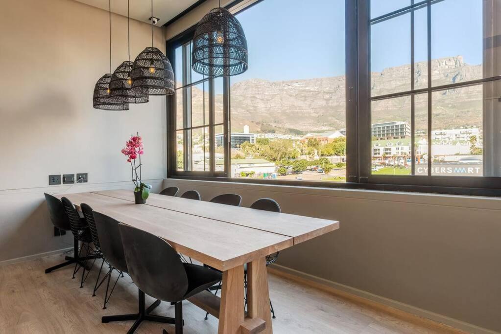 Sun Filled Contemporary In The East * Cape Town