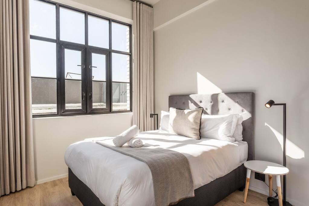 Apartment Sun Filled Contemporary In The East