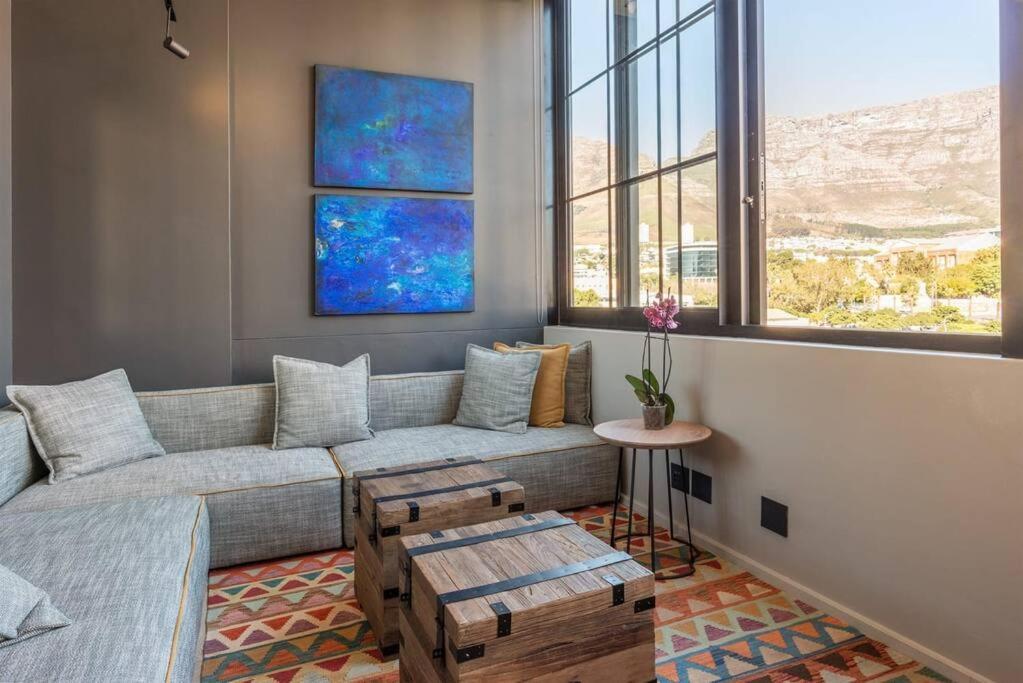 Sun Filled Contemporary In The East Apartment