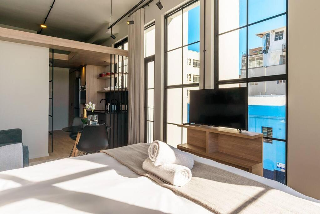 Sun Filled Contemporary In The East Apartment *